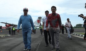 Asisten II Palopo Jemput Peserta Lokakarya Apeksi di Bandara Bua - foto