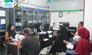 Hari Batik Nasional Pegawai Perumda TM Palopo Pakai Batik -foto