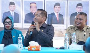 31-10-23 Baharman Supri kasih ketawa peserta dan Camat - foto