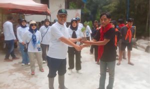 Perumda TM dan Mapala Unanda Tanam 100 Bibit Jengkol di Bantaran Sungai Mangkaluku ft