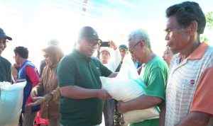 Pj Wali Kota Bersama Kajari Bantu Eks Penderita Kusta ft