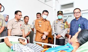 Jenguk Korban Longsor Pemkot ft