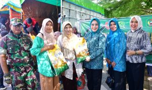 Pj Ketua TP PKK Palopo Tinjau Gerakan Pangan Murah Serentak FT