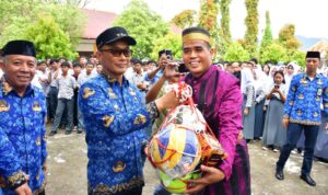 Pj Gubernur Serahkan Bantuan di SMAN 5 Palopo ft