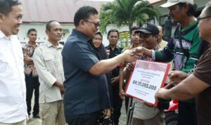 Pj Wali Kota Palopo Serahkan Bantuan Motor Roda Tiga untuk Penyandang Disabilitas ft