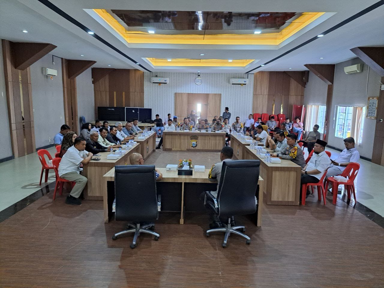 Anggota DPRD Palopo Silaturahim Kapolres ft