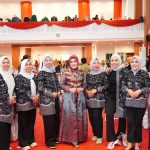Makassar - Ketua Dewan Kerajinan Nasional Daerah (Dekranasda) Kota Palopo, Ny. Hj. Isnada Firmanza., Tampil memukau dalam ajang fashion show yang digelar di Aula Asta Cita, Rumah Jabatan Gubernur Sulawesi Selatan, Jumat (23/5/2025). Kegiatan tersebut merupakan rangkaian dari Pameran Warna Budaya yang sebelumnya telah dibuka secara resmi oleh Ketua Umum Dekranas sekaligus Pembina Solidaritas Perempuan untuk Indonesia (Seruni) Kabinet Merah Putih, Ibu Selvi Ananda Gibran Dalam ajang fashion show tersebut, Ny. Hj. Isnada Firmanza., tampil anggun mengenakan busana Batik khas palopo Motif patikala keikutsertaannya dalam fashion show itu bukan hanya sebagai bentuk partisipasi, melainkan juga menjadi wadah untuk memperkenalkan kekayaan budaya lokal khas Kota Palopo Dan juga upaya memperluas jangkauan promosi kerajinan lokal yang selama ini menjadi kebanggaan daerah khususnya kota palopo