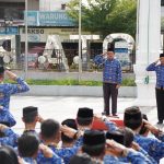PALOPO - Pemerintah Kota Palopo beserta jajaran menggelar upacara peringatan Hari Kesadaran Nasional (HKN) yang dilaksanakan di Halaman Kantor Walikota Palopo. Kamis, (17/7/2025). Upacara peringatan HKN tersebut dipimpin langsung oleh Pj. Sekertaris Daerah (Sekda) Kota Palopo, Ilham Hamid, SE, M.Si. Dalam sambutannya, Ilham Hamid mengatakan bahwa beberapa waktu lalu telah dilaksanakan Rapat Paripurna DPRD Kota Palopo dalam rangka Pengumuman Penetapan Pasangan Calon Wali Kota dan Wakil Wali Kota Palopo Terpilih. "Kalau kita menghitung rentang waktu masing-masing lembaga untuk proses surat yang telah dilayangkan oleh DPRD ke Gubernur Sulsel, itu maksimal 5 hari. Dan kemudian surat tersebut akan ditindaklanjuti ke Kemendagri," kata Ilham Hamid. Ilham Hamid juga menuturkan bahwa setelah surat tersebut tiba di Kemendagri, diperkirakan waktu untuk penerbitan SK yaitu maksimal 14 hari. Apabila SK tersebut telah terbit, maka Kemendagri akan menyerahkannya ke Gubernur Sulsel untuk dilakukannya pelantikan Walikota dan Wakil Walikota Palopo terpilih. "Jika kita hitung-hitung dari rentang waktu dari beberapa lembaga, itu paling cepat di awal bulan Agustus 2025 akan dilakukan pelantikan Walikota dan Wakil Walikota Palopo terpilih," pungkas Ilham Hamid. Dalam kesempatan itu, Ilham Hamid juga menyampaikan bahwa pada hari Jum'at, (18/7/2025) Pemerintah Kota Palopo beserta jajaran akan melakukan senam bersama sekaligus kerja bakti bersama yang akan dipusatkan di seputaran Pusat Niaga Palopo (PNP). Untuk diketahui, usai terselenggaranya upacara peringatan HKN, kegiatan ini dilanjutkan dengan penyerahan santunan Jaminan Kematian (JKM) sebesar Rp.42.000.000 kepada ahli waris Musliady yang merupakan salah satu ASN di Kota Palopo yang telah wafat. Penyerahan santunan JKM ini diserahkan oleh Pj. Wali Kota Palopo, Ilham Hamid, dan didampingi oleh pihak BPJS Ketenagakerjaan Kota Palopo. Dalam penyerahan JKM ini, diharapkan kepada seluruh ASN dan non ASN, RT/RW, serta Tenaga Keagamaan, kiranya dapat berpartisipasi dalam kepesertaan BPJS Ketenagakerjaan.