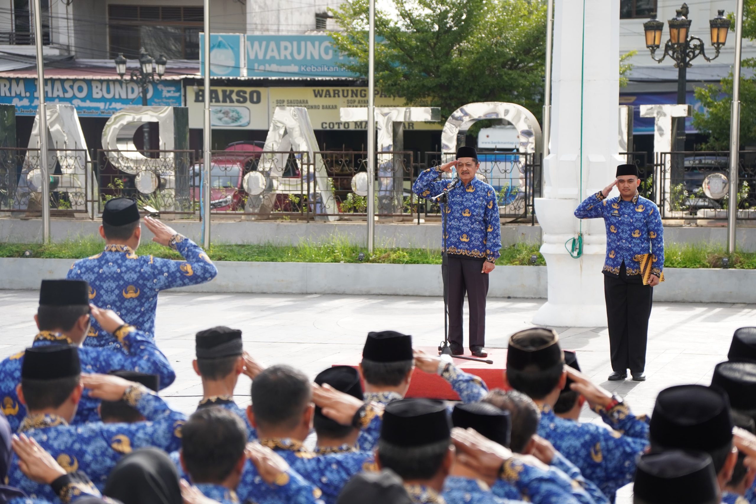 PALOPO - Pemerintah Kota Palopo beserta jajaran menggelar upacara peringatan Hari Kesadaran Nasional (HKN) yang dilaksanakan di Halaman Kantor Walikota Palopo. Kamis, (17/7/2025). Upacara peringatan HKN tersebut dipimpin langsung oleh Pj. Sekertaris Daerah (Sekda) Kota Palopo, Ilham Hamid, SE, M.Si. Dalam sambutannya, Ilham Hamid mengatakan bahwa beberapa waktu lalu telah dilaksanakan Rapat Paripurna DPRD Kota Palopo dalam rangka Pengumuman Penetapan Pasangan Calon Wali Kota dan Wakil Wali Kota Palopo Terpilih. "Kalau kita menghitung rentang waktu masing-masing lembaga untuk proses surat yang telah dilayangkan oleh DPRD ke Gubernur Sulsel, itu maksimal 5 hari. Dan kemudian surat tersebut akan ditindaklanjuti ke Kemendagri," kata Ilham Hamid. Ilham Hamid juga menuturkan bahwa setelah surat tersebut tiba di Kemendagri, diperkirakan waktu untuk penerbitan SK yaitu maksimal 14 hari. Apabila SK tersebut telah terbit, maka Kemendagri akan menyerahkannya ke Gubernur Sulsel untuk dilakukannya pelantikan Walikota dan Wakil Walikota Palopo terpilih. "Jika kita hitung-hitung dari rentang waktu dari beberapa lembaga, itu paling cepat di awal bulan Agustus 2025 akan dilakukan pelantikan Walikota dan Wakil Walikota Palopo terpilih," pungkas Ilham Hamid. Dalam kesempatan itu, Ilham Hamid juga menyampaikan bahwa pada hari Jum'at, (18/7/2025) Pemerintah Kota Palopo beserta jajaran akan melakukan senam bersama sekaligus kerja bakti bersama yang akan dipusatkan di seputaran Pusat Niaga Palopo (PNP). Untuk diketahui, usai terselenggaranya upacara peringatan HKN, kegiatan ini dilanjutkan dengan penyerahan santunan Jaminan Kematian (JKM) sebesar Rp.42.000.000 kepada ahli waris Musliady yang merupakan salah satu ASN di Kota Palopo yang telah wafat. Penyerahan santunan JKM ini diserahkan oleh Pj. Wali Kota Palopo, Ilham Hamid, dan didampingi oleh pihak BPJS Ketenagakerjaan Kota Palopo. Dalam penyerahan JKM ini, diharapkan kepada seluruh ASN dan non ASN, RT/RW, serta Tenaga Keagamaan, kiranya dapat berpartisipasi dalam kepesertaan BPJS Ketenagakerjaan.