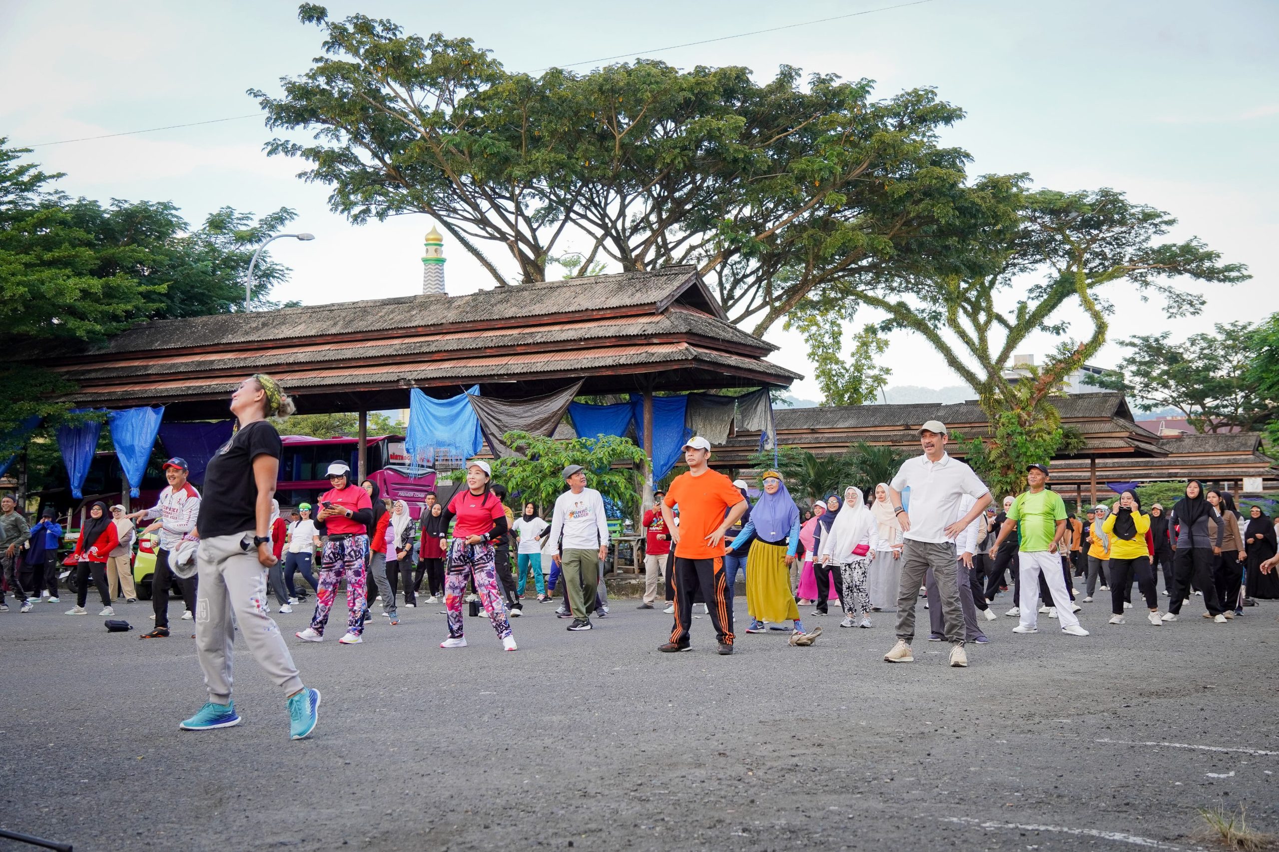 Tingkatkan Kebugaran Fisik dan Kebersihan Lingkungan, Pemkot Senam dan Kerja Bakti di Kawasan Terminal