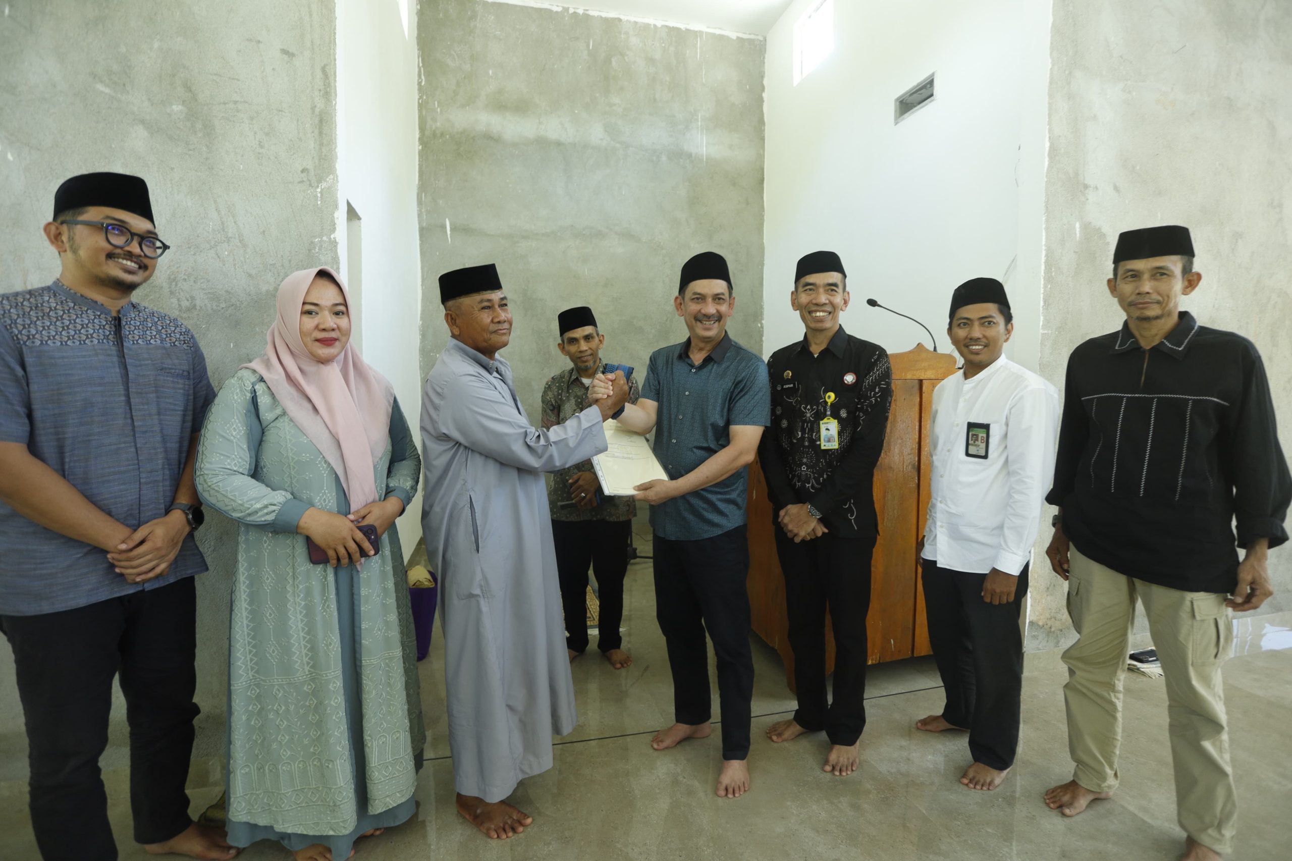 Safari Jumat, Pj Wali Kota Palopo Serahkan Sertifikat Wakaf Masjid At-Tin Latuppa